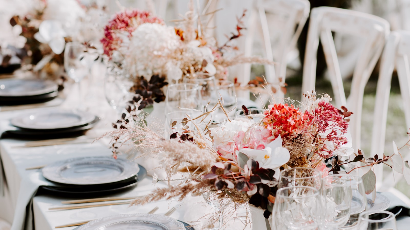 Mesa comprida posta para um casamento simples