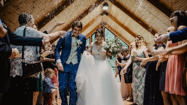Noivos num casamento rústico ao ar livre