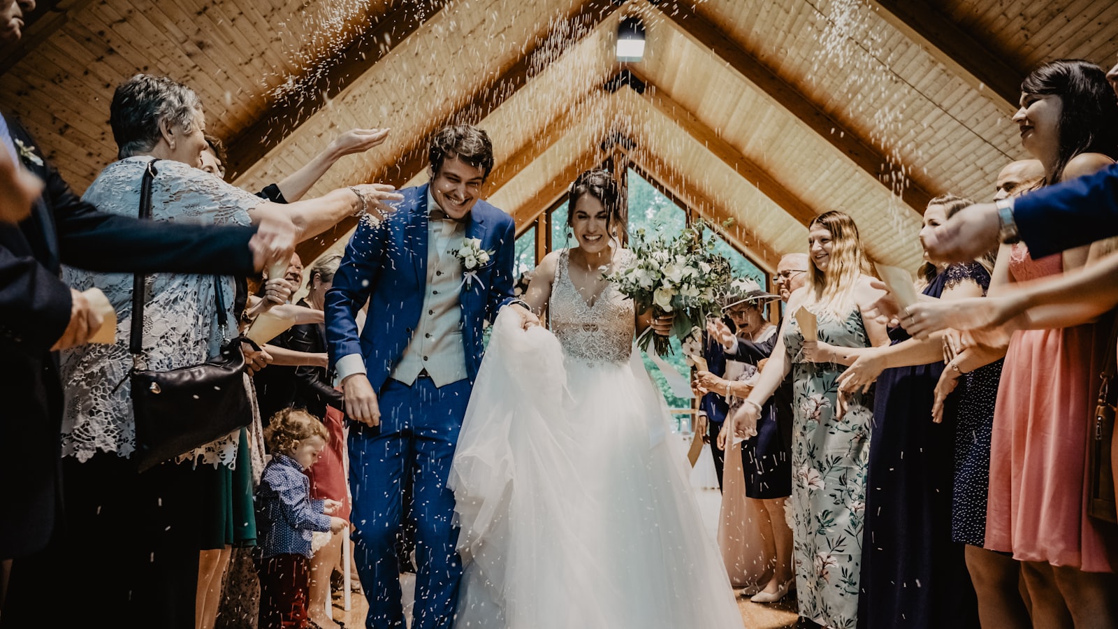 Noivos num casamento rústico ao ar livre