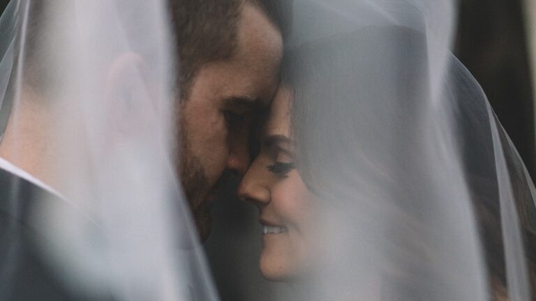 Casal de noivos abraçados no dia do casamento