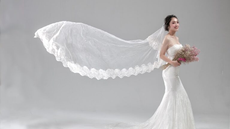 Noiva com vestido branco a segurar um ramo de flores