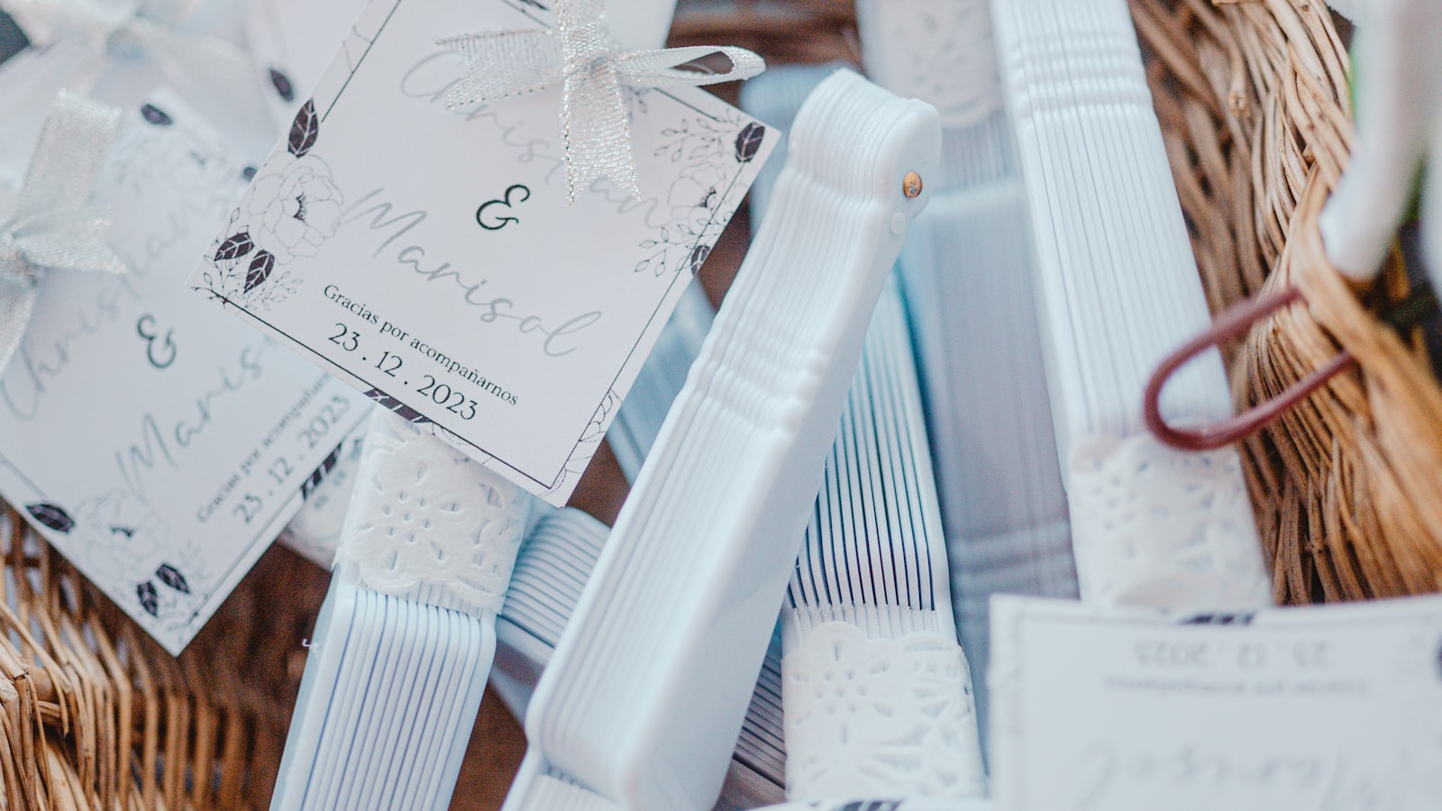 Lembranças de casamento com cartões num cesto