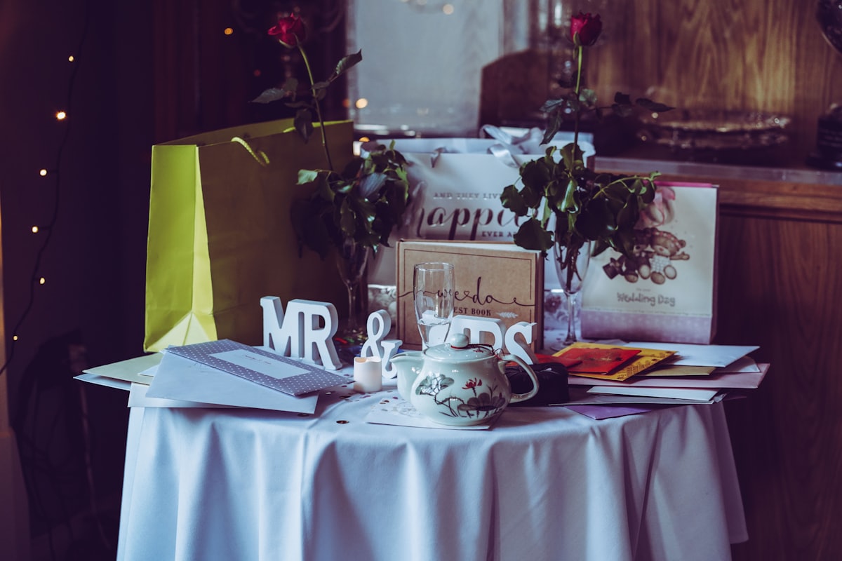 Decoração de casamento com letras Mr & Mrs e rosas vermelhas