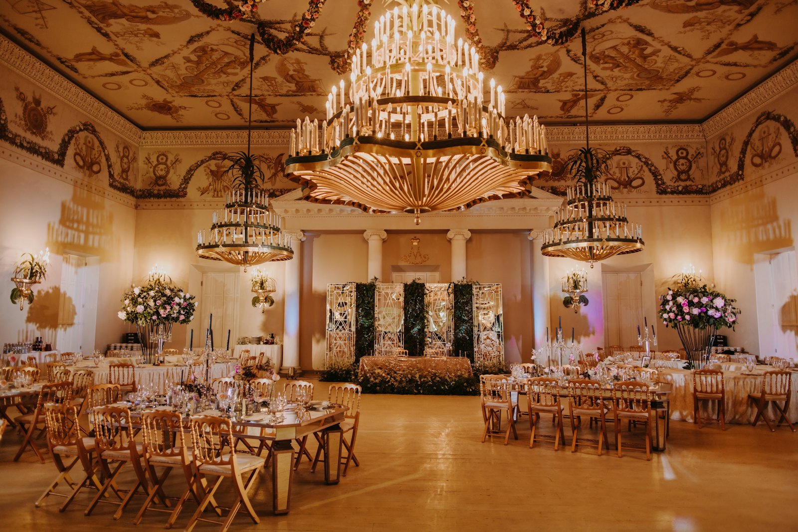 Sala de banquetes decorada para um casamento